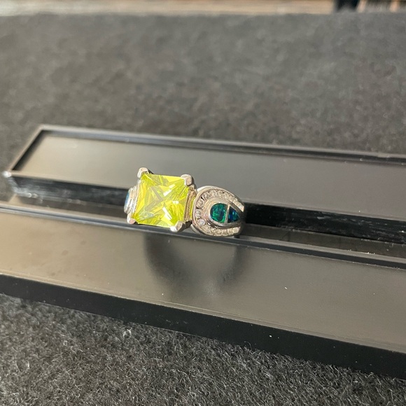 Elegant Silver and Green Gemstone Ring - Picture 1 of 6